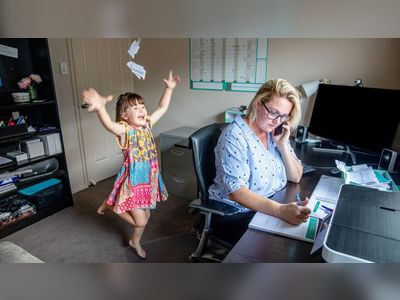 The mothers working from home without childcare